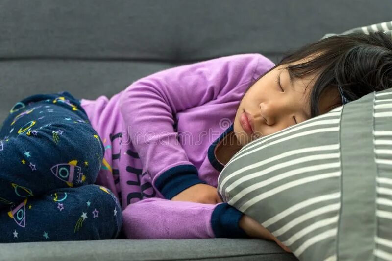 Малыш Азиат на диване. Девочек спящие маленькие азиатки. Большие азиатские спящие девушки. Спящую азиатку видео