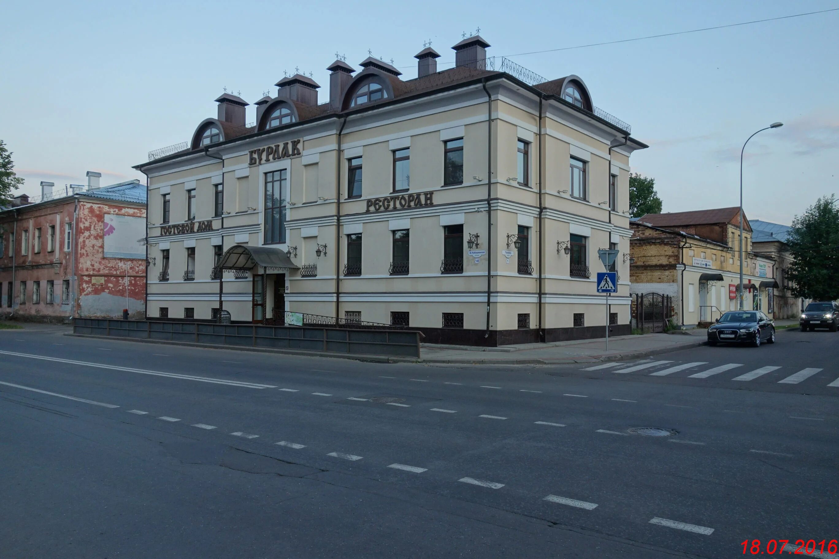 Дом улица рыбинского. Отель Бурлак Рыбинск. Гостиница Бурлак город Рыбинск. Гостевой дом Бурлак Рыбинск. Гостиница Рыбинск в Рыбинске.