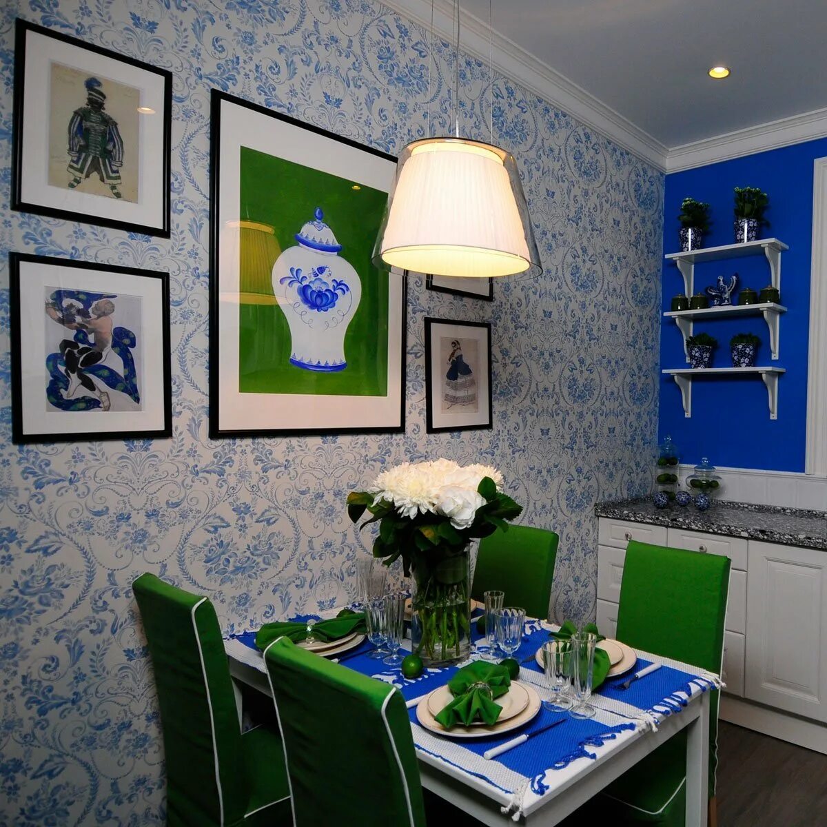 Синяя кухня в интерьере. Кухня «софия 4» (бостон). Голубая кухня прованс антарес. Синяя кухня какие обои. Синие кухни.