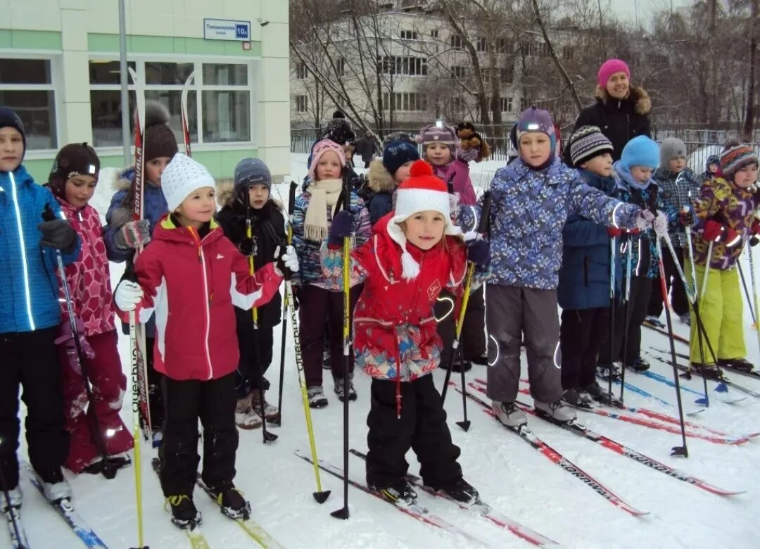 Лыжные уроки в школе. Уроки лыжной подготовки в школе. Урок физкультуры на лыжах. Школьники на лыжах. Урок физкультуры на лыжах в школе.