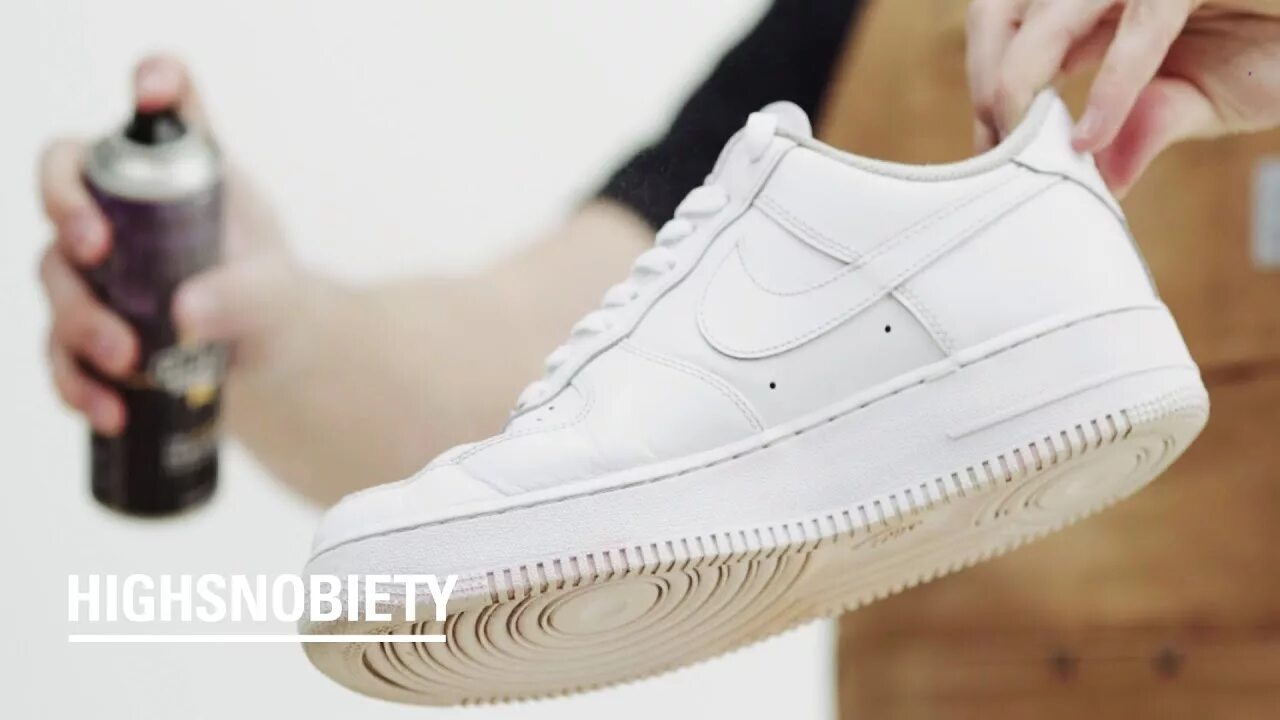 Чистая обувь кроссовки. Leach обувь белая. White Sneaker clean. Чистка Air Force 1. Чем можно оттереть кроссовки