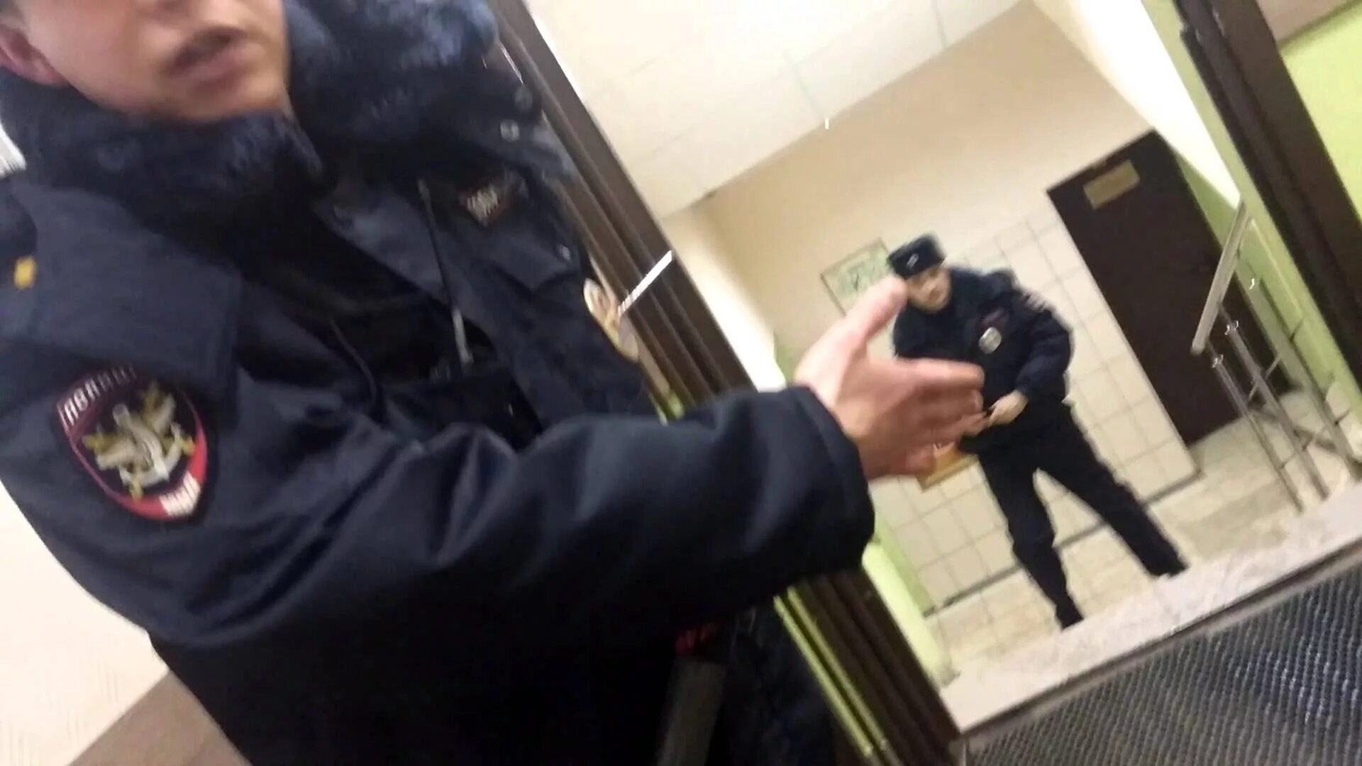 Фото для пранка. Сижу в отделе полиции. Селфи в отделе полиции. Пацаны в отделе полиции. Сижу в отделении полиции.