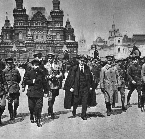 1918 Год советское правительство переехало из Петрограда в Москву. Штурм Кремля 1917. Революция в Москве 1917. Москва после революции