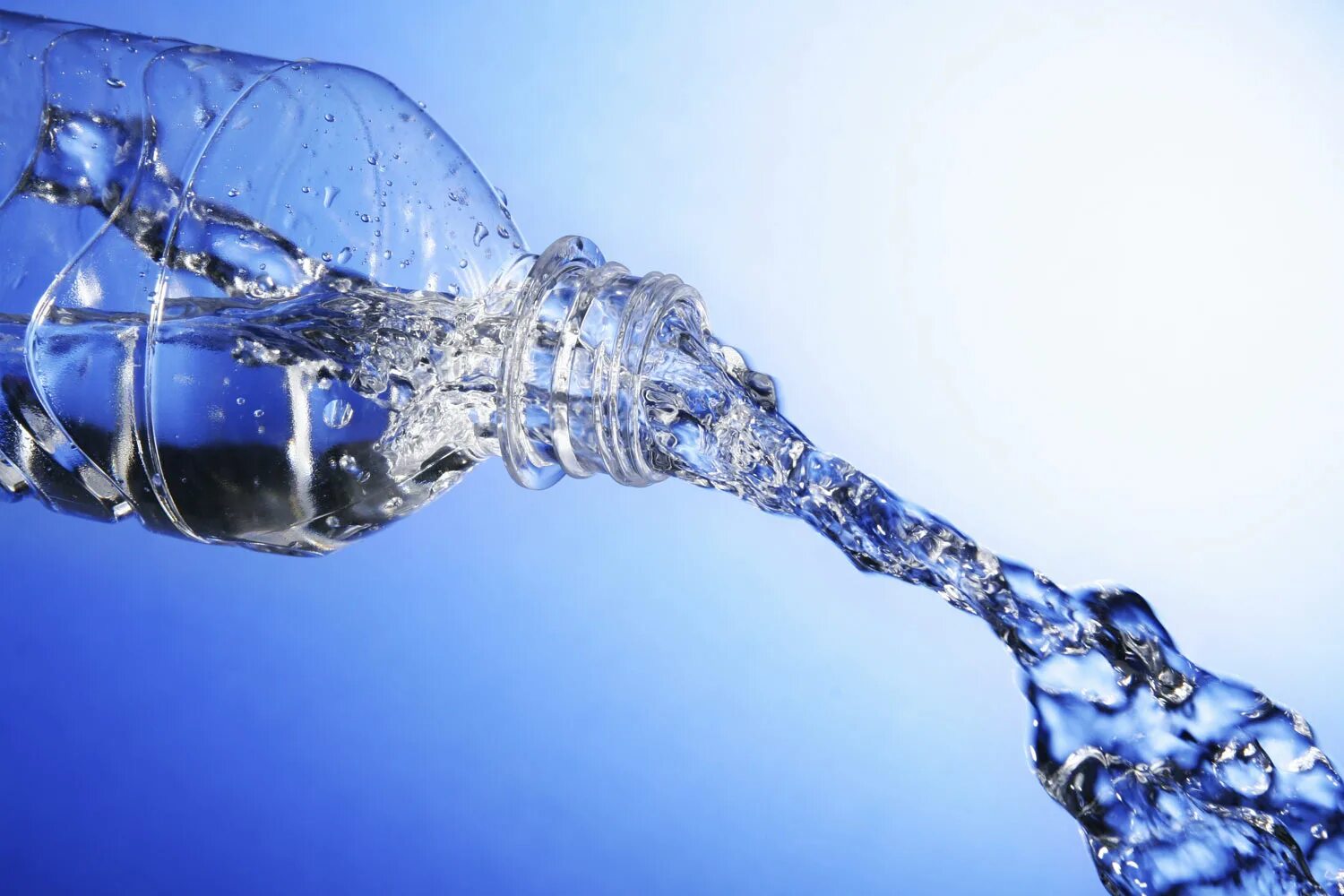 Вода является напитком. Вода льется из бутылки. Бутылка для воды. Вода вытекает. Разлитая вода.