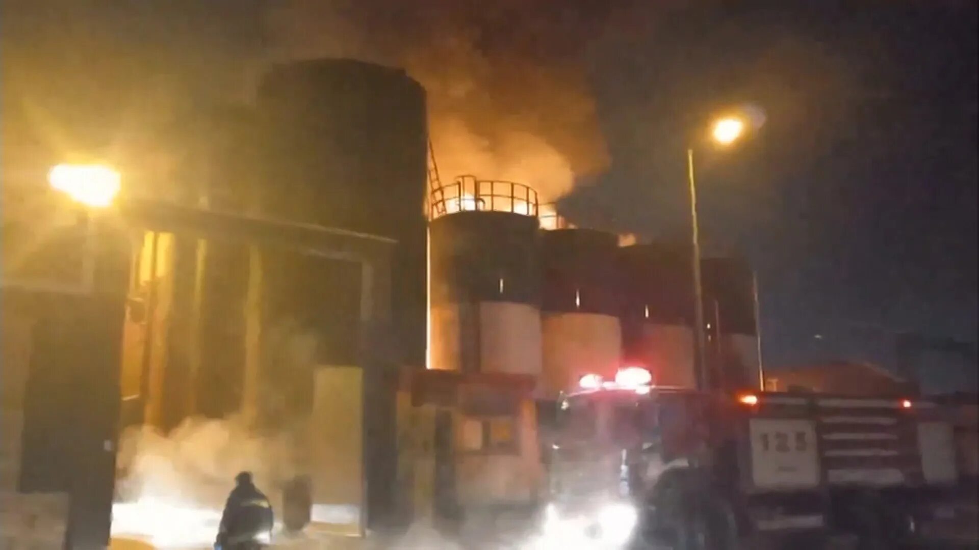 Взрыв ночью. Дрон атака на иран. Нападение на нефтеперерабатывающие заводы саудовской аравии. Массовый пожар. Взрыв ночью.