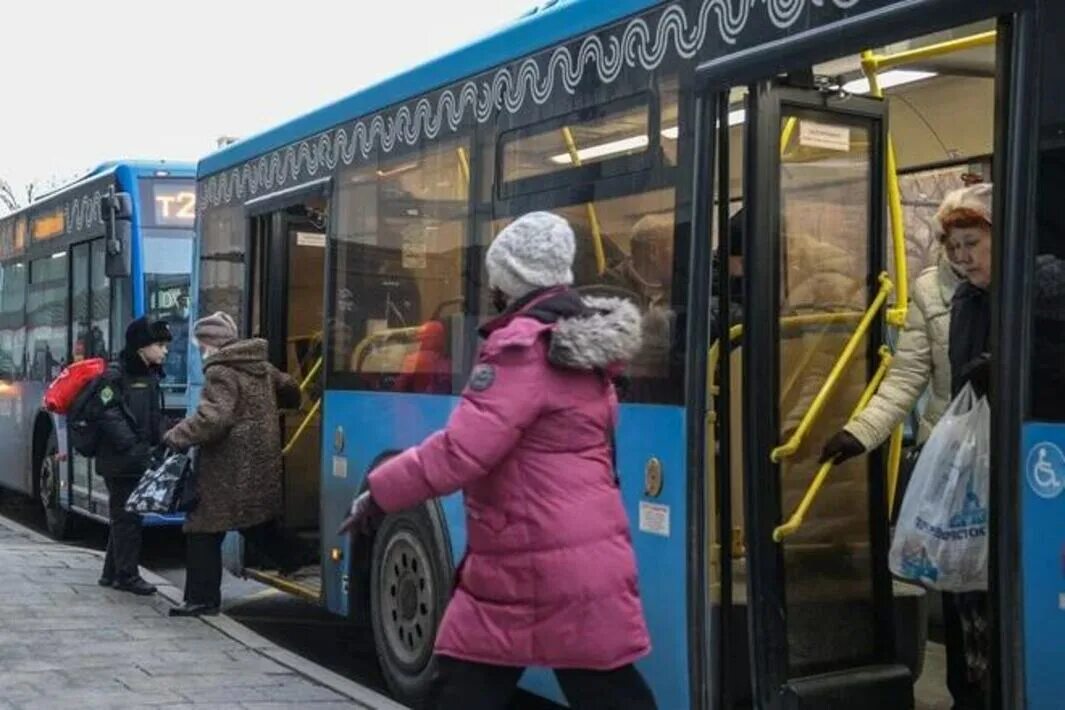 Высадка из автобуса. Ребенка высадили из автобуса. Высадка детей из общественного транспорта. Школьника высадили из автобуса. Школьника выгнали из автобуса.