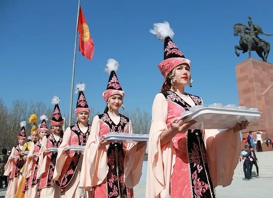 Праздники киргизов. Традиции Нооруз Киргизия. Бишкек Нооруз празднование. Национальные праздники на Нооруз. Национальные праздники кыргызстанцев Нооруз.