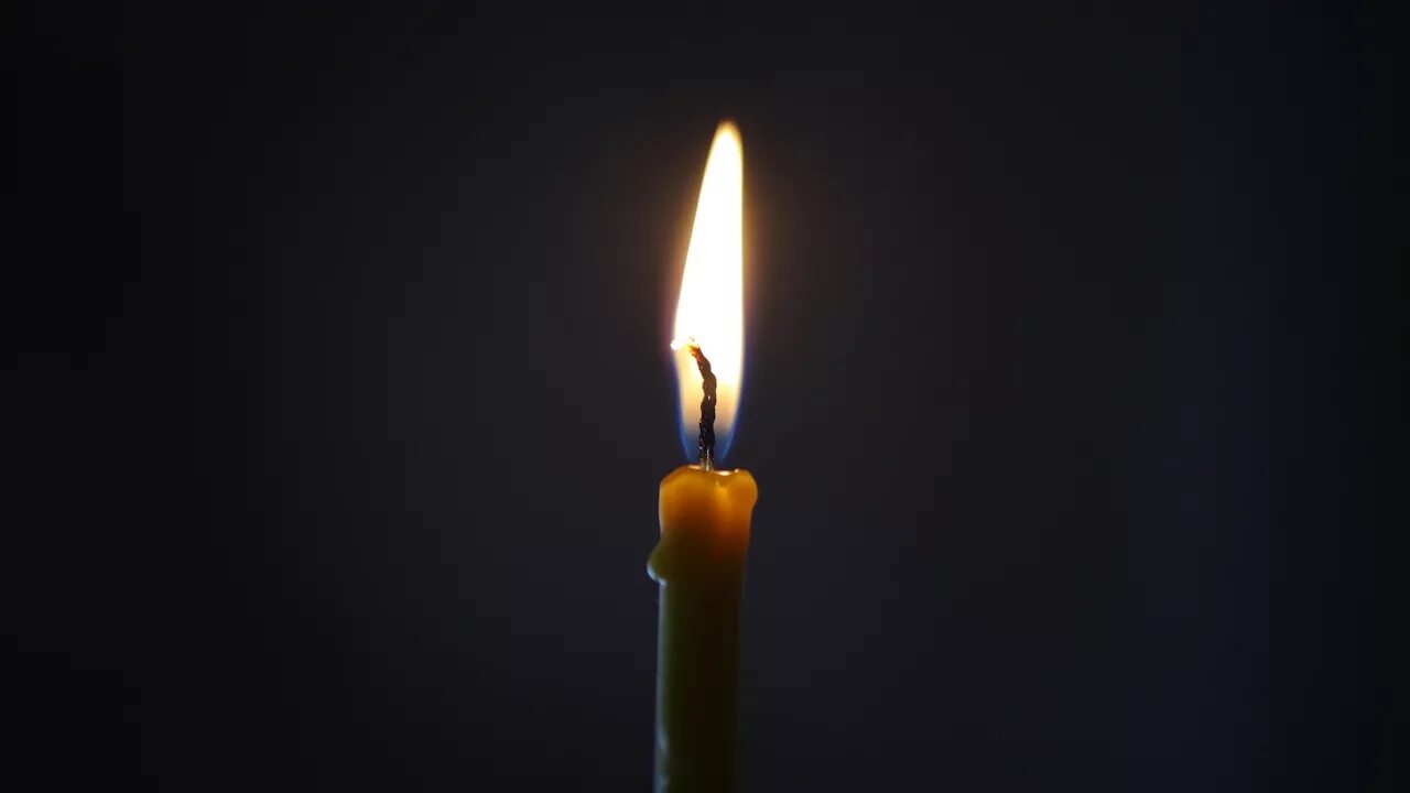 Скорбим мем. Свечка мем. Свечка за. Мемы со свечкой. Свечка за учебу.