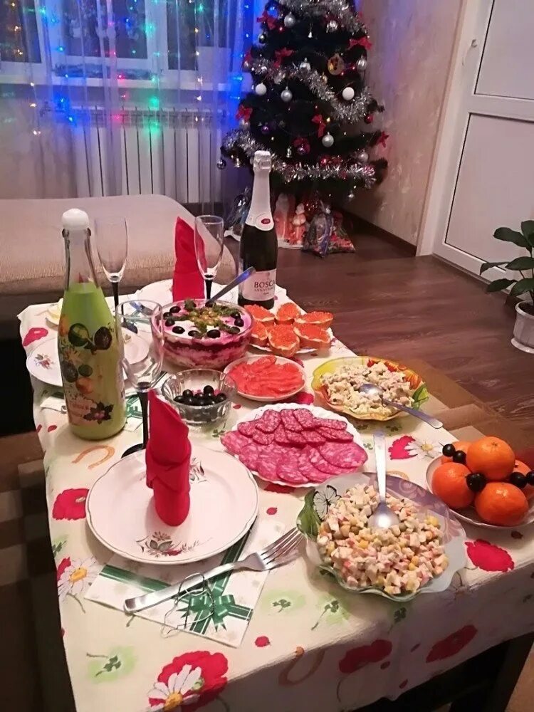 Вкусные столы на новый год. Новогодний стол для всей семьи. Вкусные столы на новый год. Новый год традиции. Американский новогодний стол.