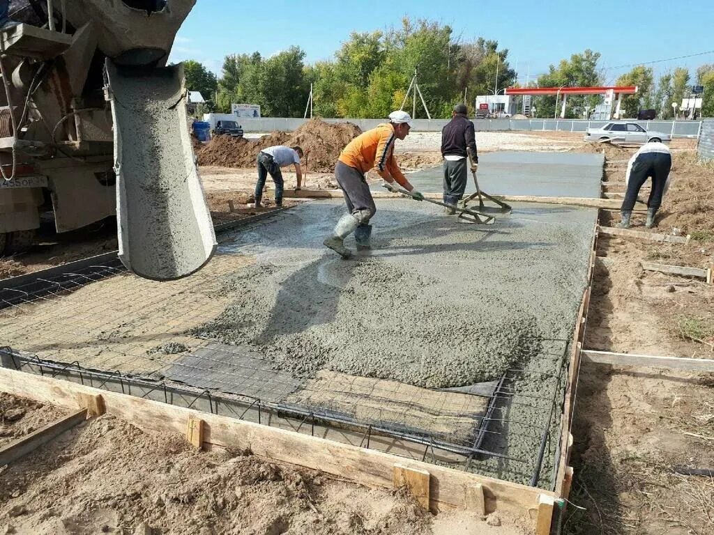 Укладка бетона. Заливка бетона. Бетон для фундамента. Стройка бетон.