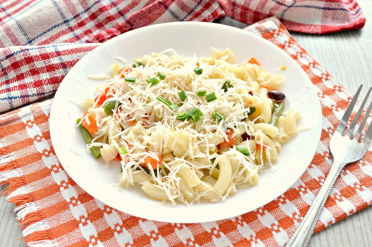 Какое блюдо приготовить из макарон. Макароны с овощами и сыром. паста с овощами. спагетти с пармезаном. паста с овощами и сыром.