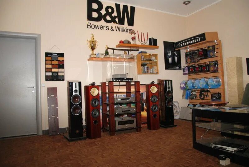 Hifi магазин. Акустика для магазина. Хай фай аппаратура. Fi техника. Hi-fi hi-end аппаратура.