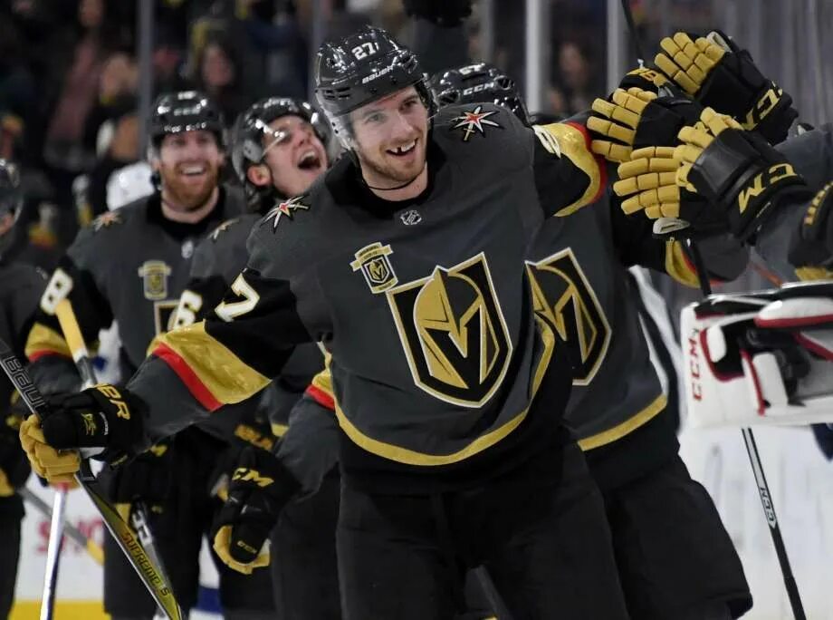 Нхл лас вегас. Нхл лас вегас. Nhl las vegas golden knights. Vegas golden knights обои. Вегас голден найтс команда.