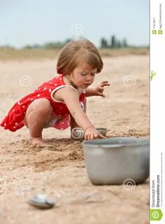 De reeks van mensen: meisje spel met zand 