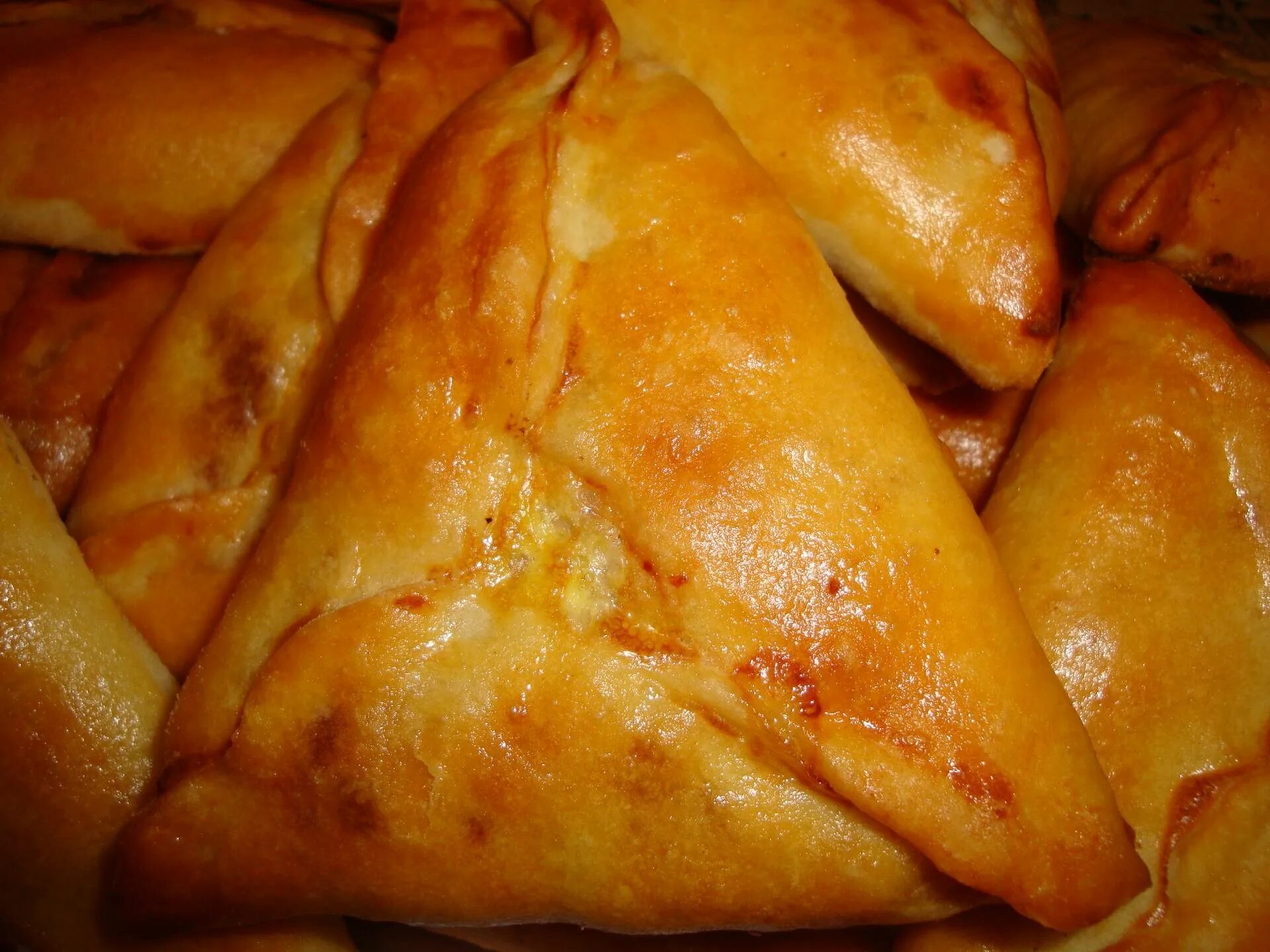 Эчпочмак с бульоном. Эчпочмаки на молоке. Эчпочмаки татарские. Самса татарская. Треугольник выпечка.