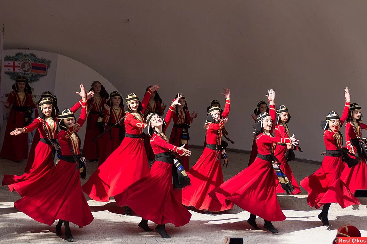 армянские танцы карин ереван. армения танец кочари. танцевальные ансамбли армении. танцы армении. кочари армянский танец.