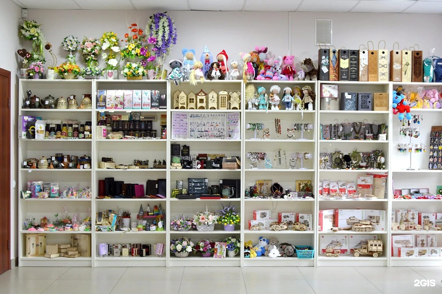 Подарки в студию. Дизайн студии печати. Студия сувениров. Баннер подарок в интернет магазине. Интерьер цветочного салона.