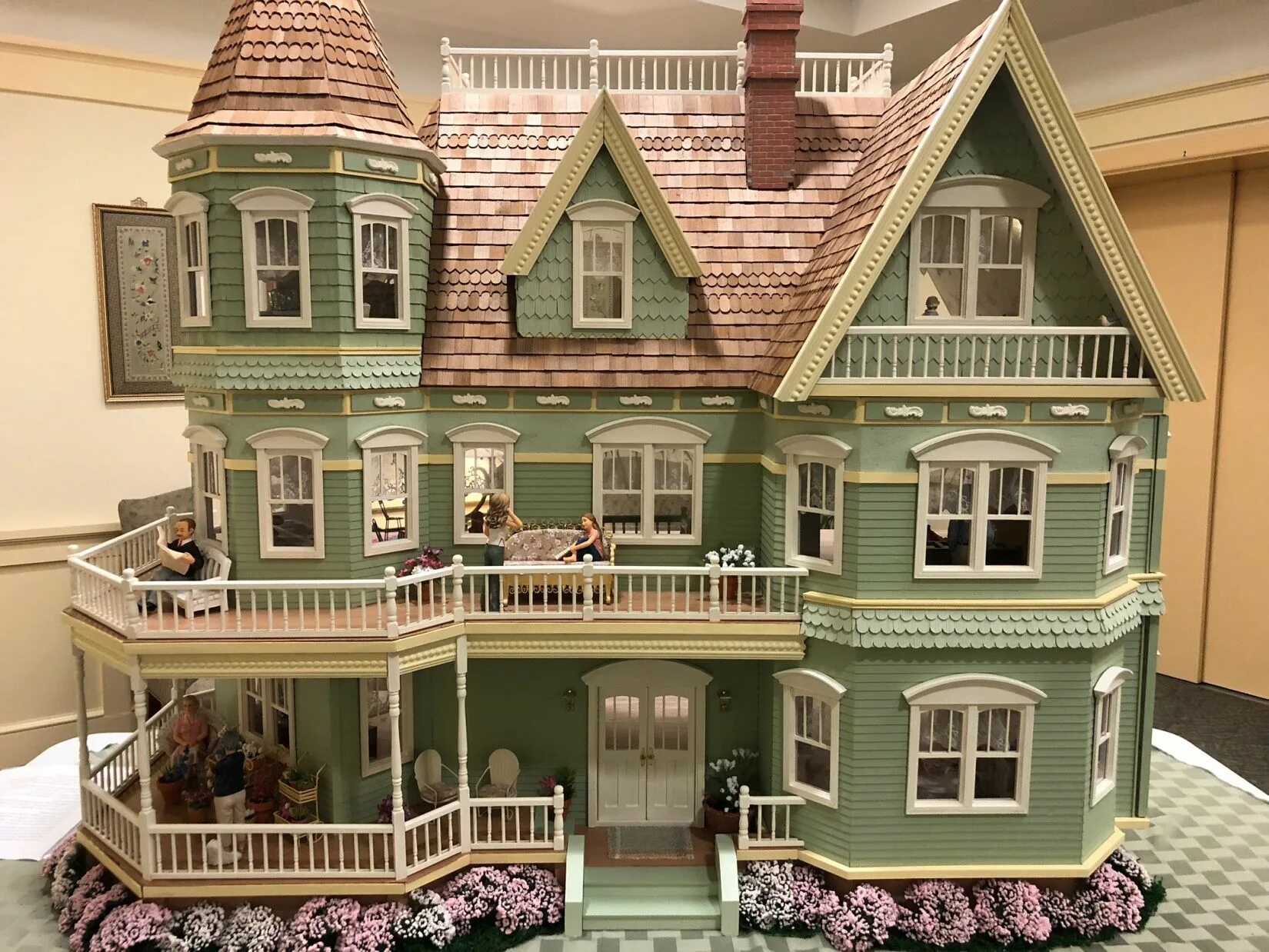 Дом в миниатюре. Кукольный домик деагостини в викторианском стиле. victorian dollhouse кукольный дом. деагостини дом викторианской эпохи. викторианский дом миниатюра деагостини.