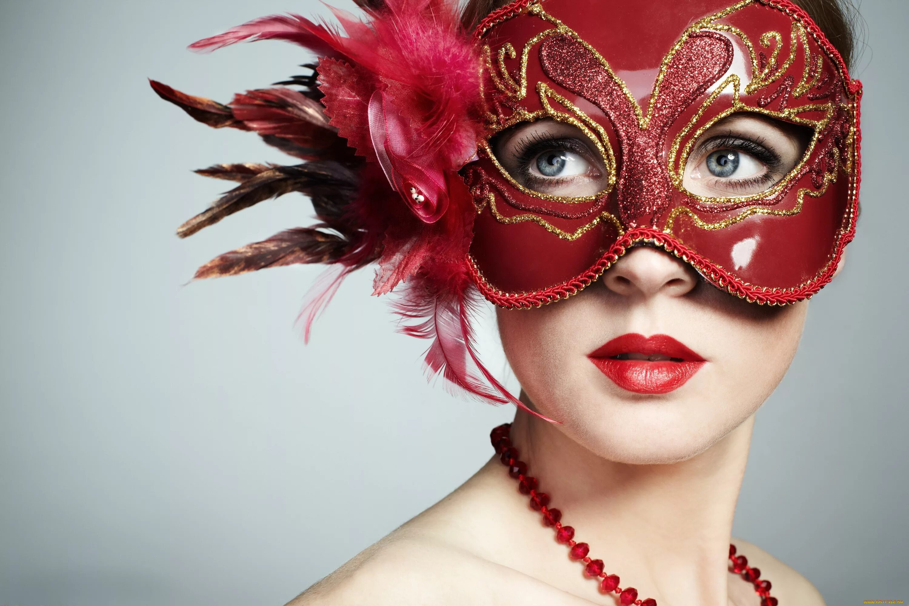 Карнавальная маска. Девушка в карнавальной маске. Карнавальная маска лицо. Женщина в маскарадной маске.