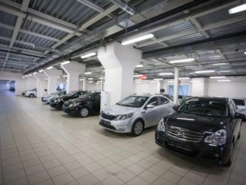 помещение под автосалон. свет в автосалонах. красивый автосалон. интерьер автосалона. аренда автосалона в москве.