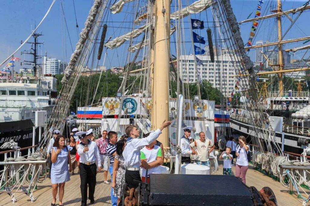 Компания первый морской. Морская выставка. Морской моряк Приморский море. Морская ярмарка. Морская ярмарка названия.