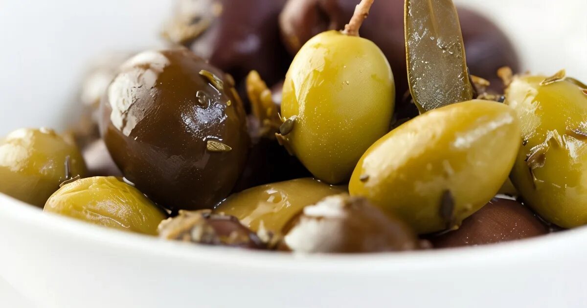 Греческие оливки. Зелень оливки. Оливковый сквалан. Оливковые листья. Olives.