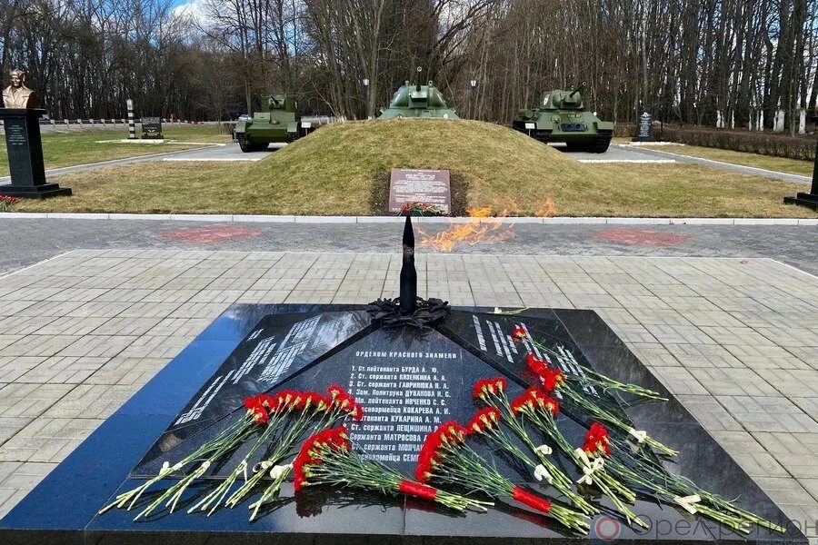 Мемориал танкистам. Мемориал танкистам. Орловская область деревня первый воин. Мемориал танкистов мценский. Мемориальный комплекс танкистам первогвардейцам орел.