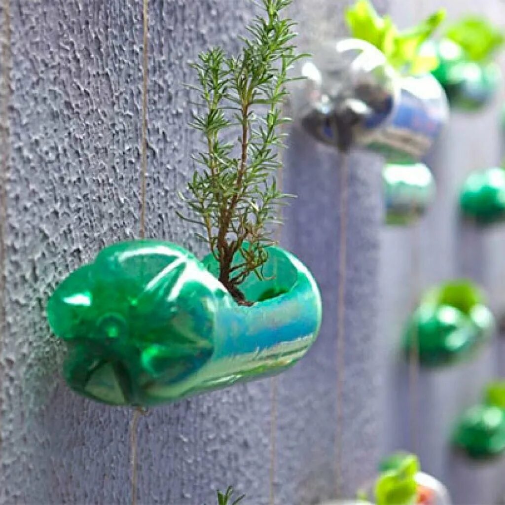 Многоразовые пластиковые бутылки. Дизайнерская бутылка для воды. Поделки из пластиковых бутылок. Поделка из пластиковой бутылки. Оригинальная пластиковая бутылка.