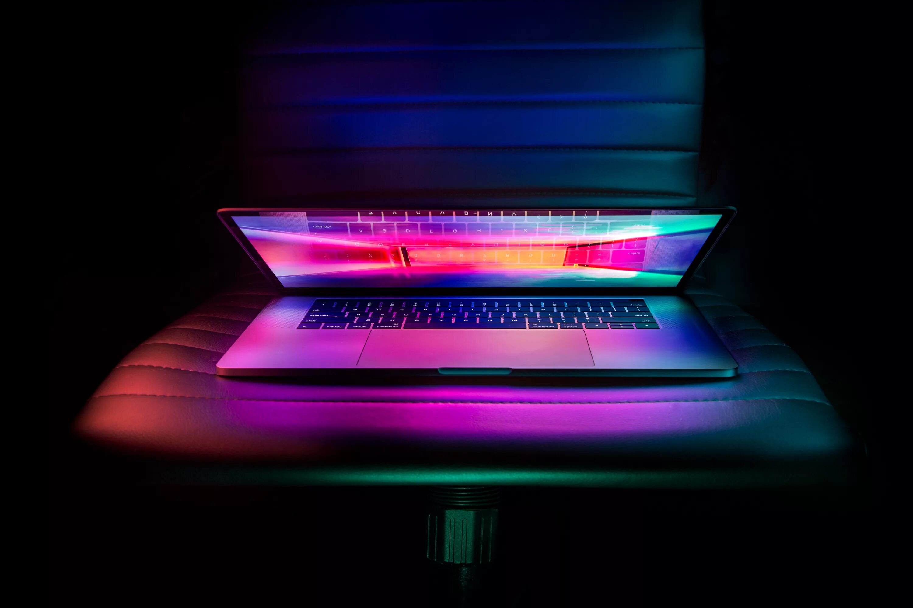Ноутбук ips 1920x1080. MACBOOK Pro 2021. Ноутбук с подсветкой. Неоновый ноутбук. Макбук с подсветкой.