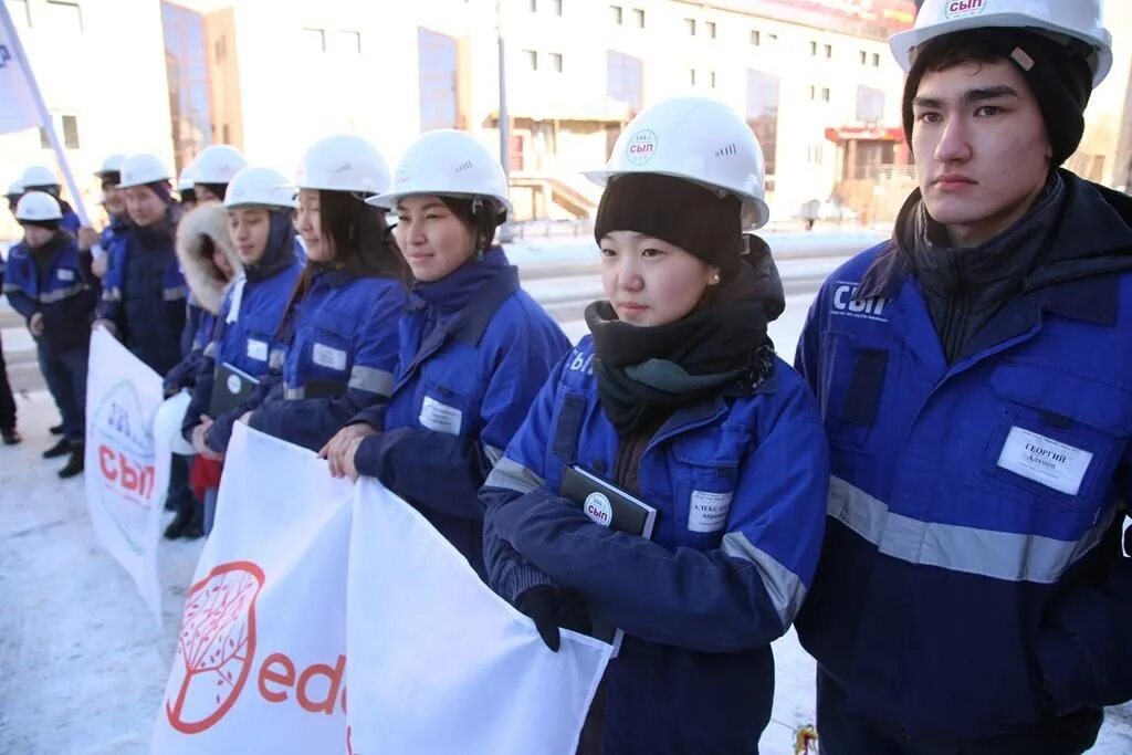 Рабочие якутск. Местные кадры в промышленность Якутия. Местные кадры в промышленность АЛРОСА. Якутия вахта. Молодежь Якутии.