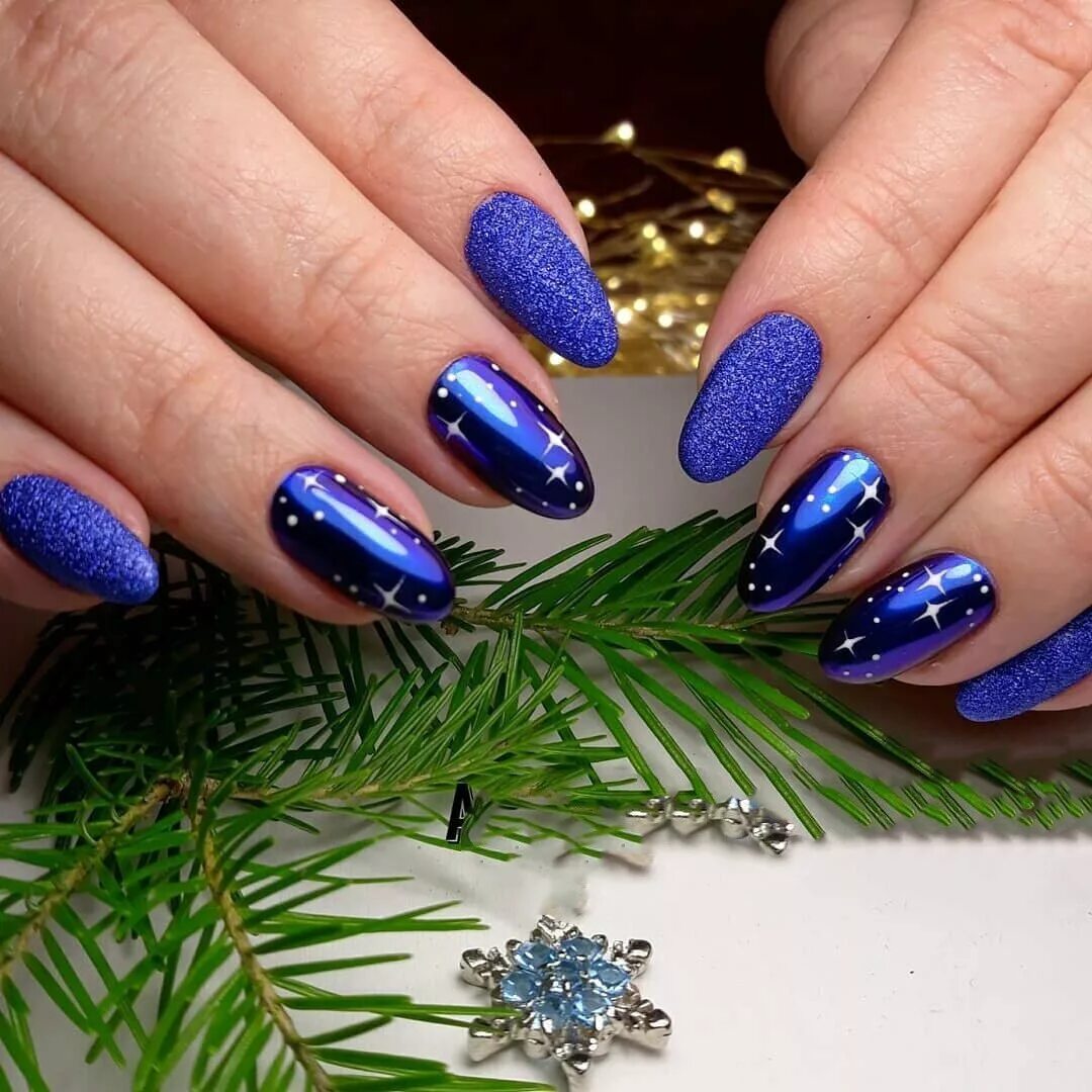 Синий маникюр. Что означают синие ногти на новый год. Новогодние ногти. Новогодний маникюр синий. Зимний маникюр.
