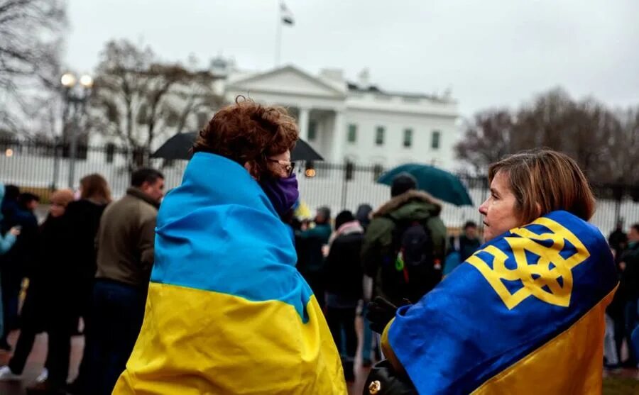 Беженцы с Украины. Украинцы в Европе. Украинский флаг. Жители Европы. Украинцев призывают