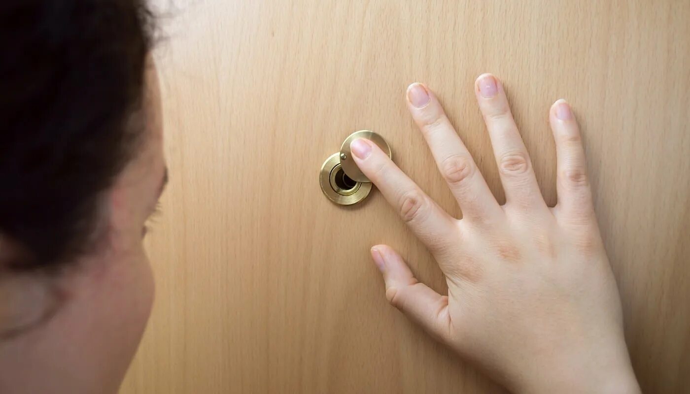 Разговор через дверь. Посмотри в дверную. Люди в поезде. Посмотри в дверную. Фотосессия с дверью.