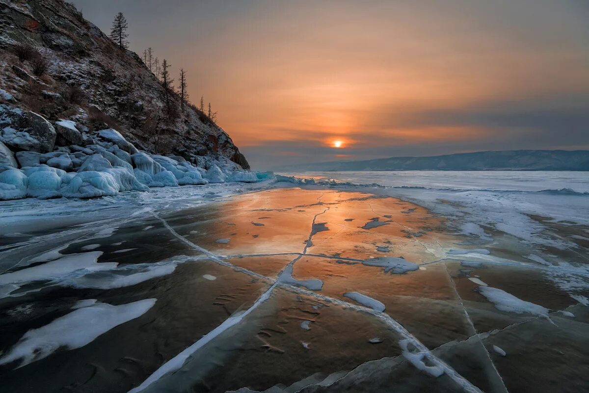байкал озеро январь. байкал озеро зима лед. зимний солнечный байкал. восточная сибирь байкал. лёд байкала бухта песчаная.