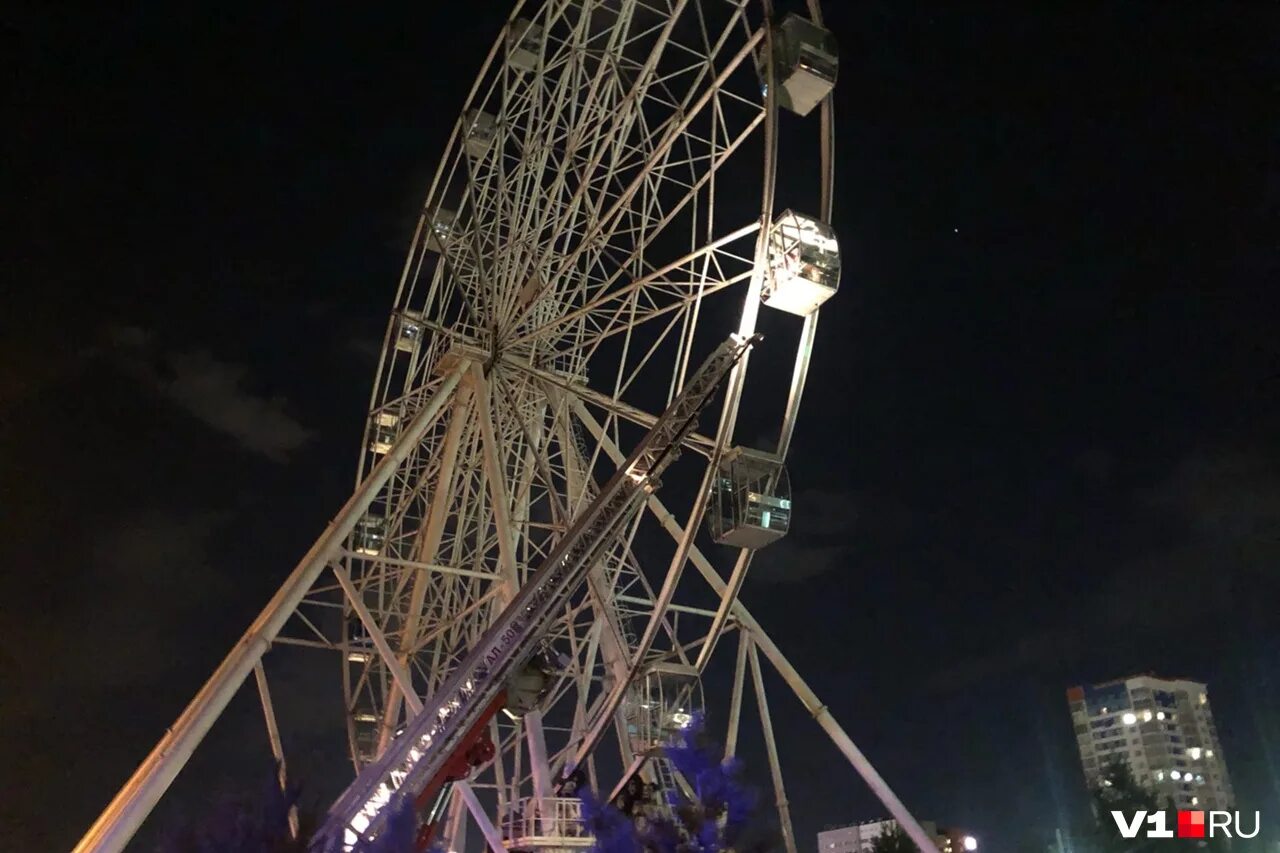 глаз лондона. парк аттракционов в волгограде центральный. колесо обозрения. обозрение людей. парк аттракционов «колесо дьявола».