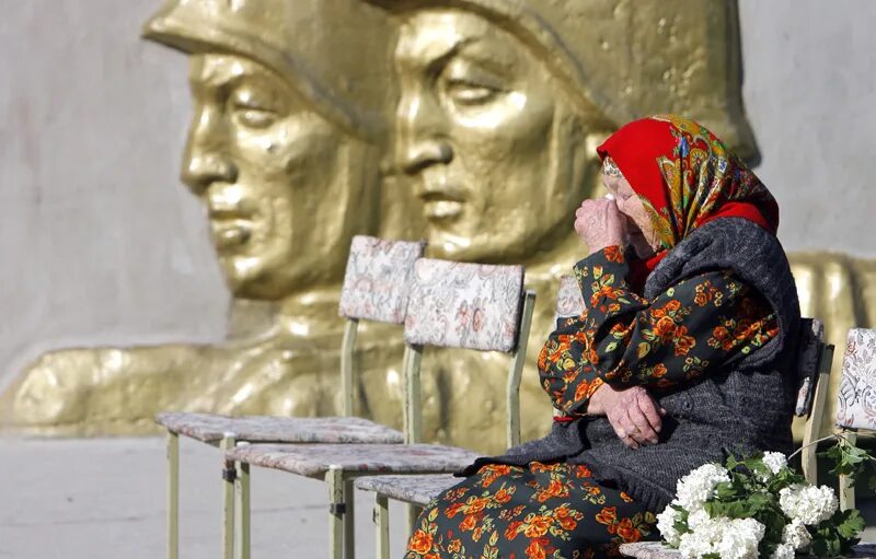 Вдовы военных пенсионеров 2024. Мать солдата. Памятник матери солдата.