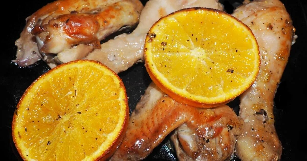 Курица с апельсинами. Куриные крылышки с апельсином. Грудка с апельсинами в духовке. Куриная грудка с апельсинами в духовке.