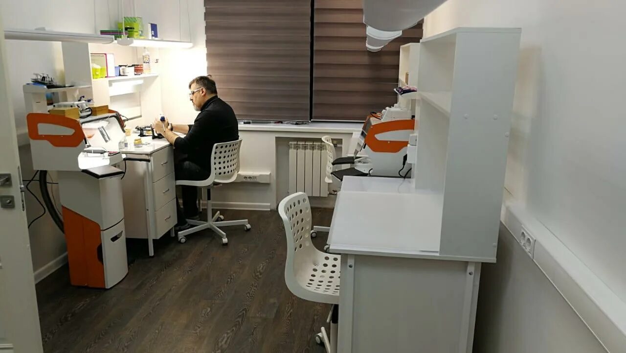 Визитки зуботехнической лаборатории. Зуботехническая лаборатория успех омск. Заказ наряд для зуботехнической лаборатории бланк. Интерьер зуботехнической лаборатории. Полимеризационная комната в зуботехнической лаборатории.