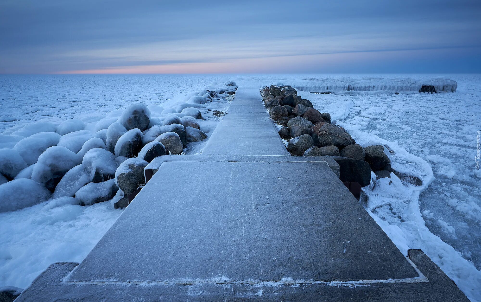 Море лазаревское зимой. Пирс зимой. Заснеженный пирс. Зимний пляж. Пирс зимой.
