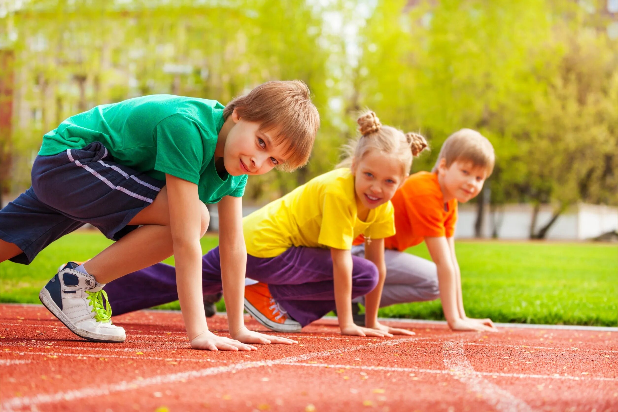 Физическая культура в жизни детей. Спортивные дети. Занятие физкультурой. Дети на физкультуре. Спортивные занятия на свежем воздухе дети.