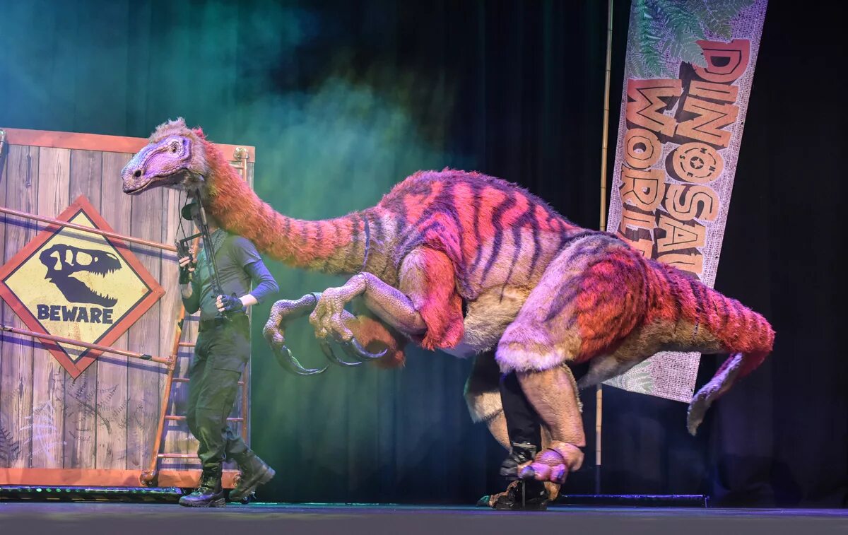 Динозавр шоу отзывы. Шоу динозавр. Шоу динозавров на день рождения. Овер шоу динозавры. Самый большой шоу динозавр.