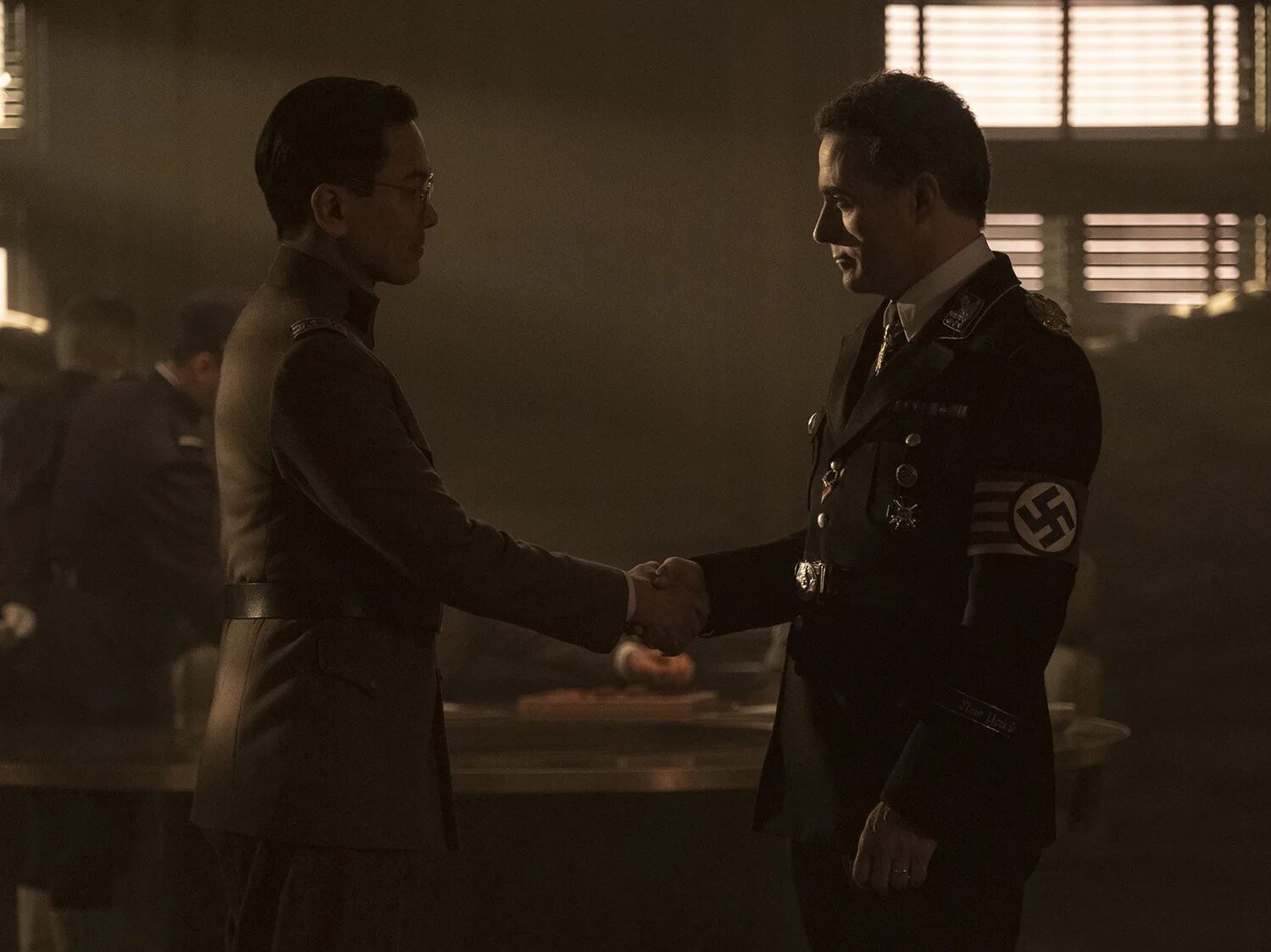 Theman in high castle. The man in the high castle сериал. Обергруппенфюрер джон смит. Человек в высоком замке 1 сезон. Руфус сьюэлл человек в высоком замке.
