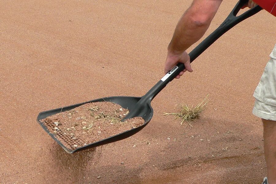 Shovel перевод. Лопата в песке. Женщина,песок, лопата. Человек с садовым рыхлителем в древности.