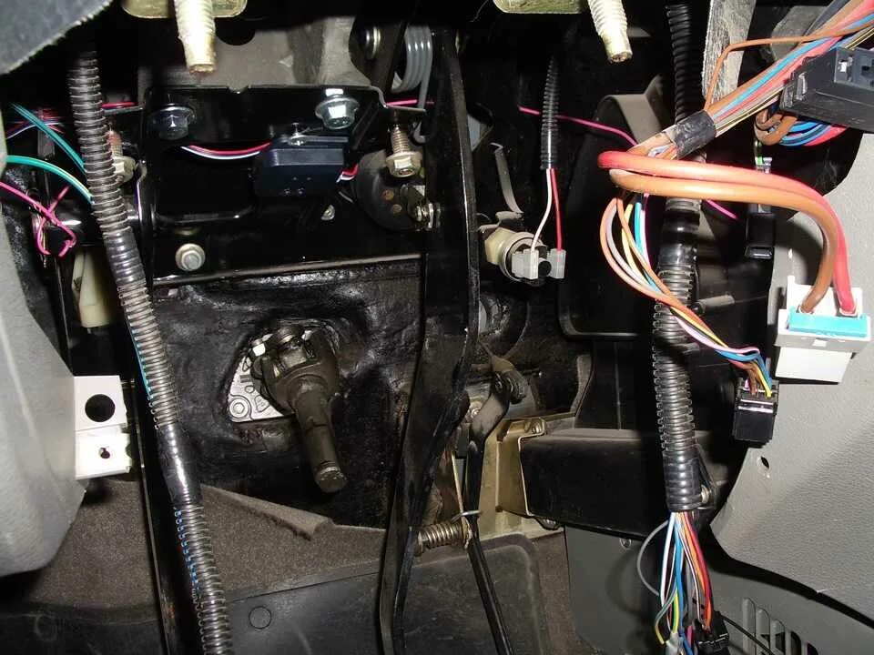 Электроусилитель приора 2. Электроусилитель руля на ваз 2112. Реле электроусилителя руля приора. Смазка эур калина 1. Где находится эур на калине 1.