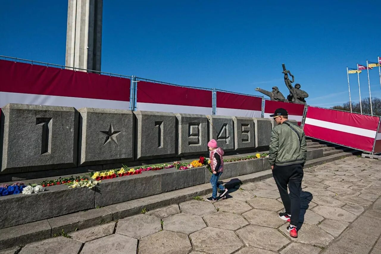 В риге запретили нести цветы. Памятник освободителям Риги. Памятники советским воинам. Мемориал советским воинам в мире. Цветы памятнику воинам освободителям в Латвии.