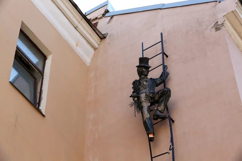 Памятник трубочист в питере. Памятник трубочист в питере. Трубочист. Трубочист улица московская петербурга. Трубочист на московской улице.