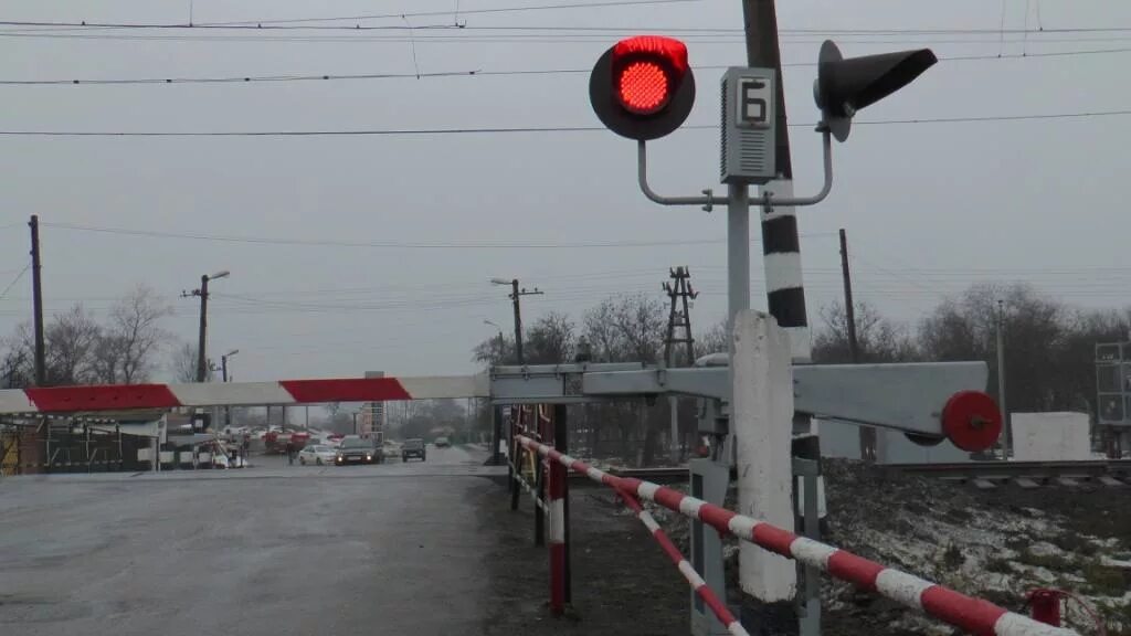 Закроют жд переезд. Железнодорожный переезд. ЖД переезд. Закрытый Железнодорожный переезд. ЖД шлагбаум.