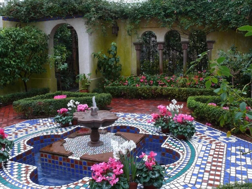 Мусульманский сад. Испано-мавританский стиль. Испано-мавританские сады террасы. Испано мавританский патио. Патио в испано-мавританском стиле.