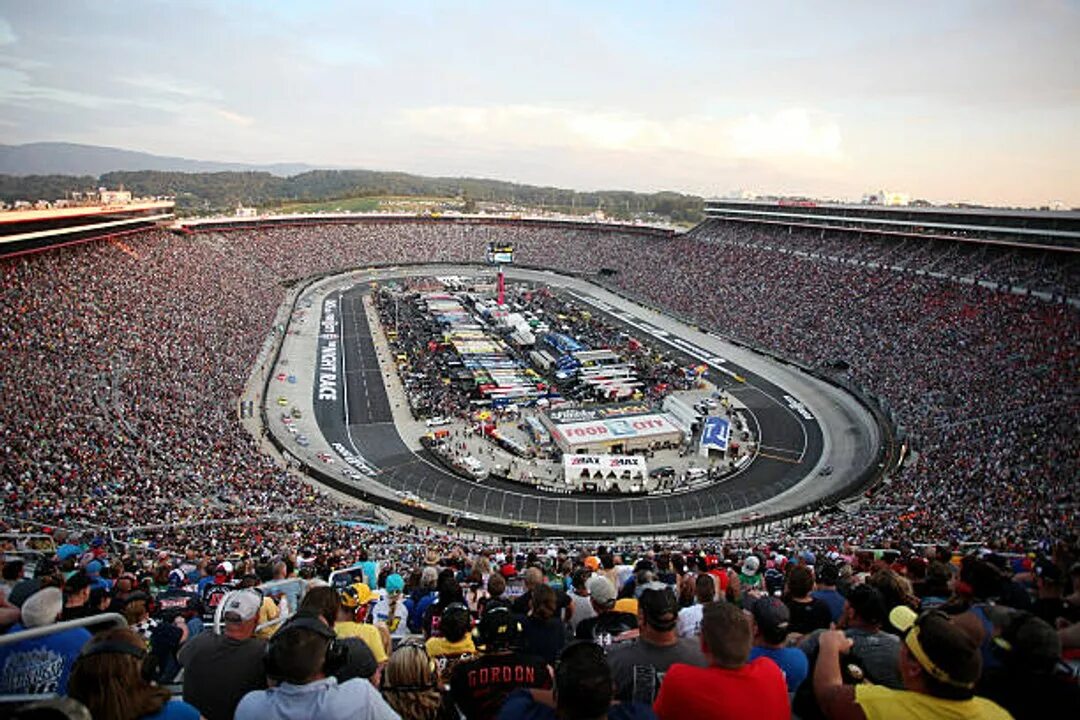 Бристоль трасса наскар. NASCAR Bristol Motor Speedway. Трасса наскар в Индианаполисе. NASCAR стадион. Круг наскар