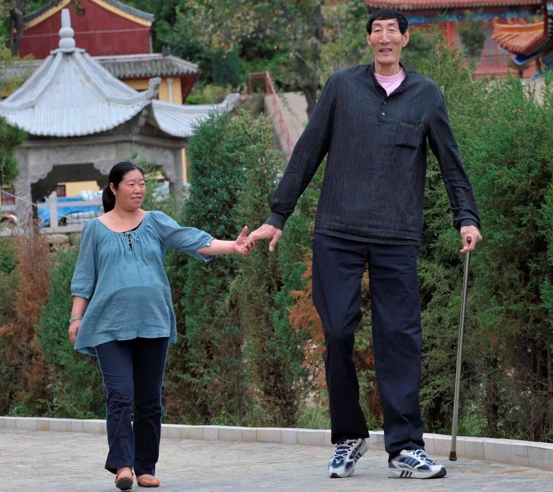 Tall person. Бао Сишунь рост. Китайский великан Бао Сишунь.. Самый высокий человек.